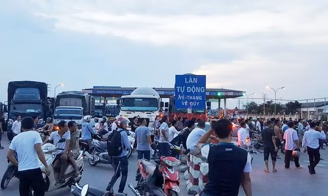 Do phí cao và gần đây tài xế dùng tiền lẻ gây mất an ninh trật tự nên tỉnh Hưng Yên đề nghị được di chuyển trạm thu phí BOT số 1-QL5