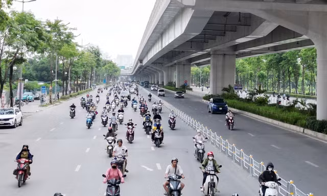 Nhiều xe đâm vào hàng rào phân làn trên 2 tuyến phố, Hà Nội gấp rút lắp thêm cảnh báo