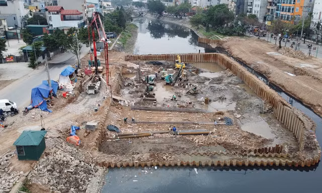 Cận cảnh công trường đập dâng đầu tiên để giữ nước trên sông Tô Lịch