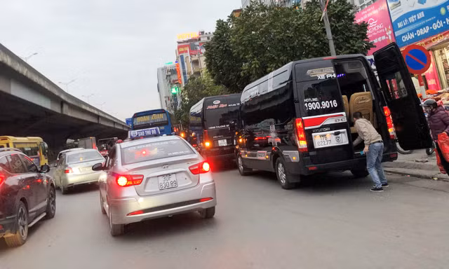 Tình trạng xe khách xếp hàng dài bắt khách trên đường Nguyễn Xiển được Tiền Phong ghi lại hình ảnh và phản ánh nhiều trong thời gian qua. Ảnh: A.Trọng