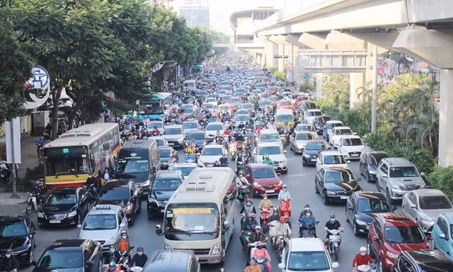 Hà Nội đề xuất tách riêng làn ô tô, xe máy trên trục đường Nguyễn Trãi 