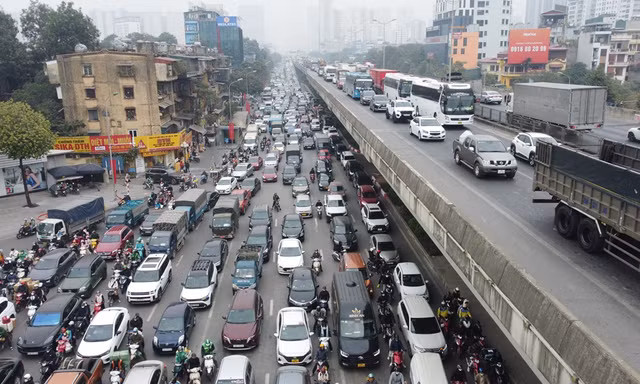 Cho xe đi vào làn đường ưu tiên Vành đai 3 để giảm nhiệt ùn tắc