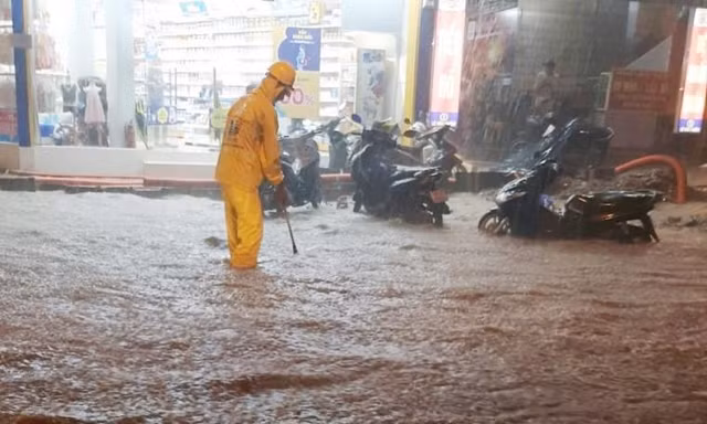 Cận cảnh các công trình thi công gây tắc thoát nước ở Hà Nội