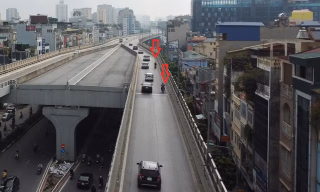 Xe máy bất chấp biển cấm, nguy hiểm chạy lên đường trên cao