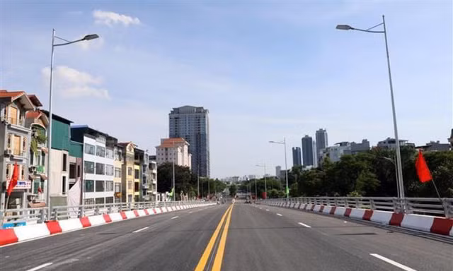 Cầu vượt Nguyễn Văn Huyên chuẩn bị thông xe vào sáng 28/8