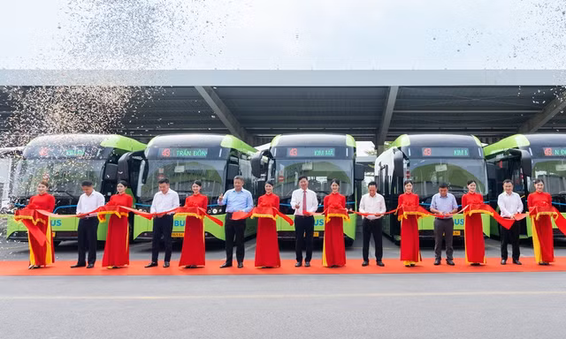 Đưa vào hoạt động xe buýt điện kết nối Đông Anh với trung tâm Hà Nội