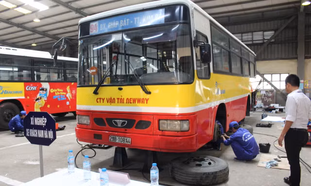 Tranh tài tại "Hội thi bảo dưỡng đình kỳ xe buýt" 2017 sáng 30/9