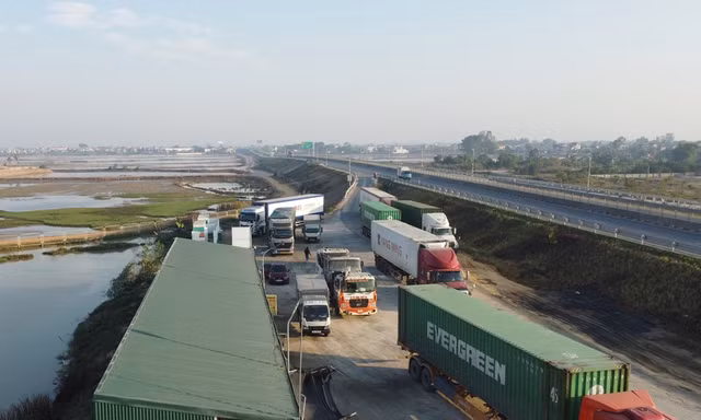 Trạm dừng nghỉ cao tốc quá tải, xe được thông báo hạn chế thời gian lưu trú 