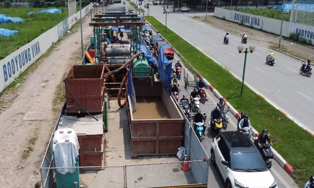 Công trường ‘đắp chiếu’ nhiều năm thi công trở lại, đường Hà Nội ùn ứ