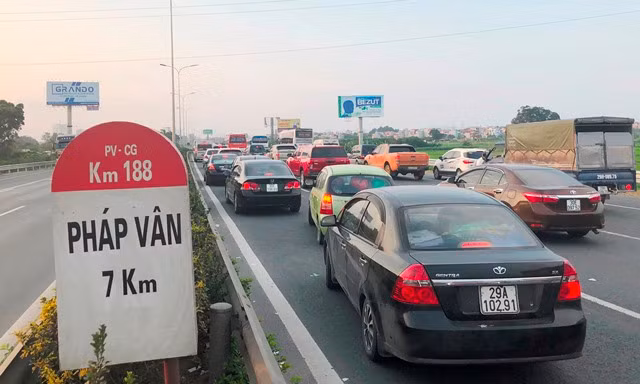 Ùn tắc kéo dài trên cao tốc Pháp Vân - Cầu Giẽ đoạn từ trạm thu phí đến xã Tứ Hiệp (Thanh Trì).