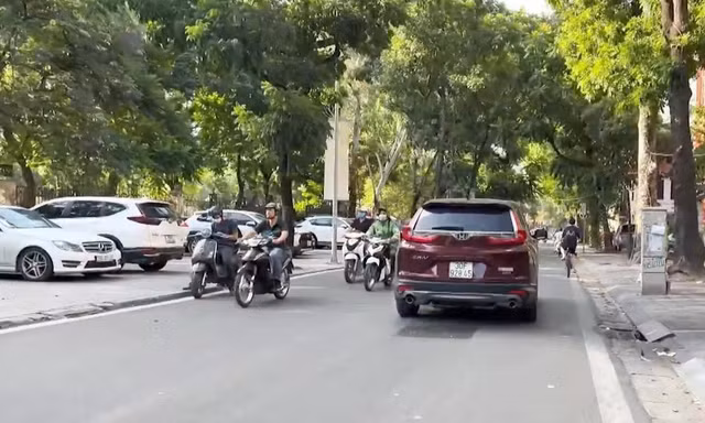 Cấm ô tô đi trên phố Nguyễn Đình Chiểu hướng từ Đại Cồ Việt