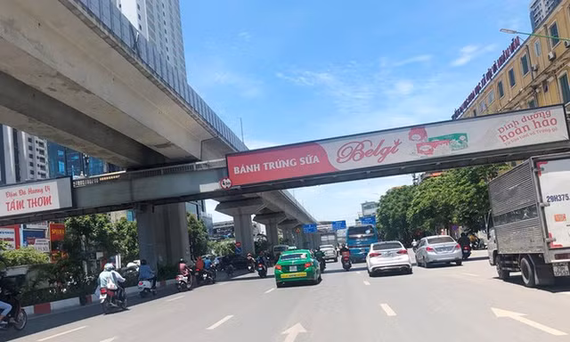 Biển quảng cáo lắp đặt sai quy định tại cầu vượt đi bộ Hà Nội.