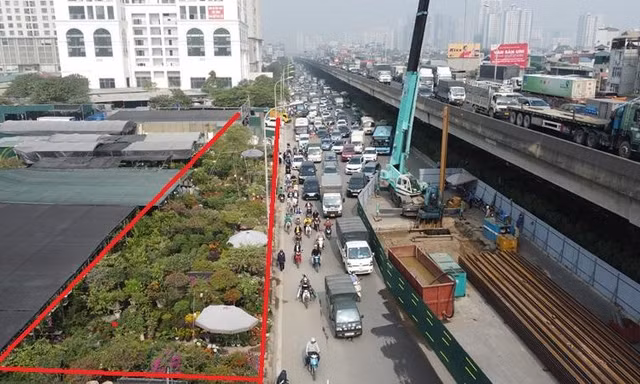 Đường Nguyễn Xiển vẫn tắc cứng vì hàng rào công trường và vỉa hè bị lấn chiếm