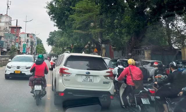 Xe hợp đồng dừng đón khách giờ cao điểm, giao thông tại phố Lê Duẩn ùn tắc