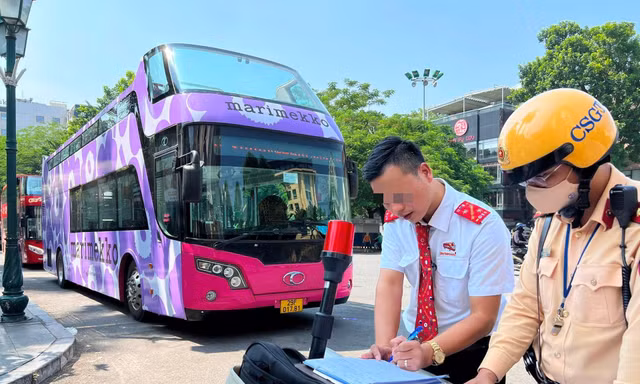 Yêu cầu xe buýt 2 tầng gỡ biển quảng cáo ngay trên đường 