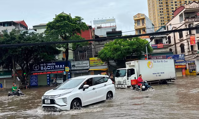 Hà Nội: Nước sông Nhuệ dâng cao gần 2 mét