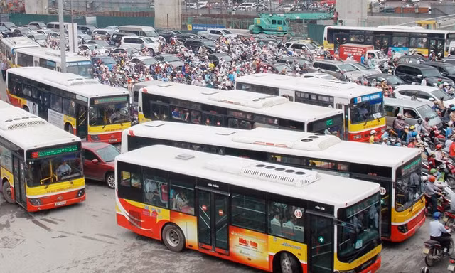 Theo các chuyên gia, xe buýt Hà Nội đang bị thất thế trong việc cạnh tranh và bị bủa vây bởi xe cá nhân khi lưu thông trên đường. Ảnh: A.Trọng