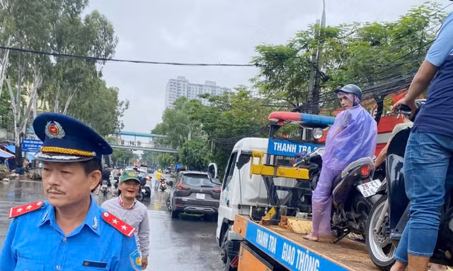Hà Nội dùng xe công vụ chở người dân qua đường bị ngập