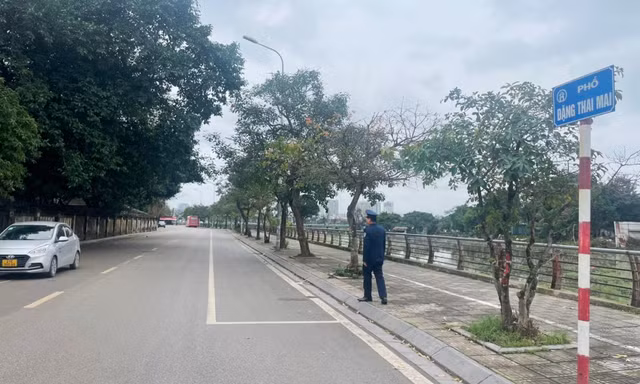 Liên ngành đến kiểm tra, bãi xe chặt chém ở Phủ Tây Hồ 'bỗng dưng' sạch bóng phương tiện