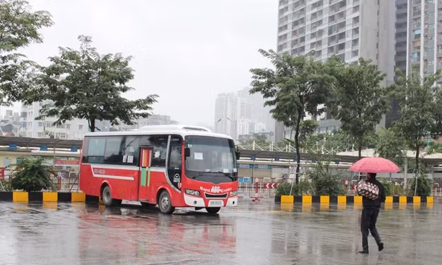 Xe khách Hà Nội vẫn đang "tê liệt"