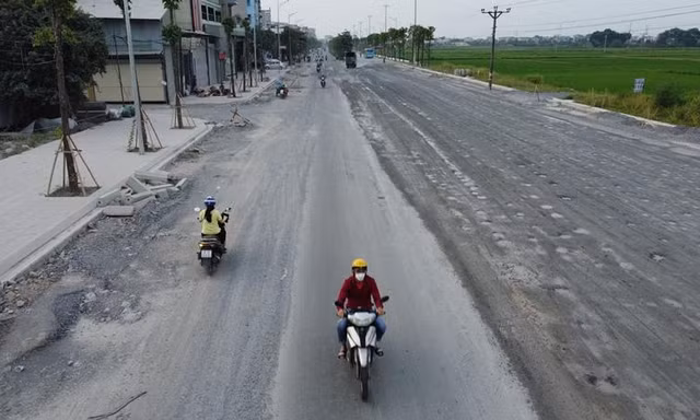 Quốc lộ 21B qua thị trấn Kim Bài thi công dở dang 'bẫy' người đi đường, tạm dừng do thiếu vật liệu 