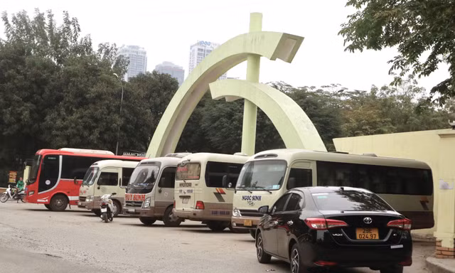 Bãi đỗ xe tự phát 'bịt' cổng nhiều công viên ở Hà Nội 