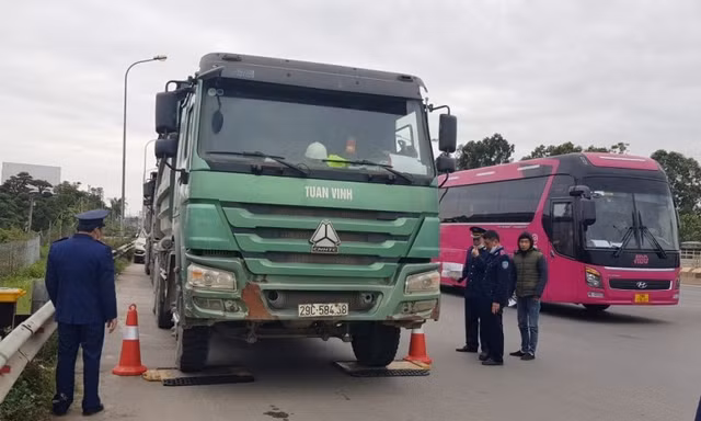 Cầu Thăng Long lập chốt kiểm soát xe quá tải thế nào?