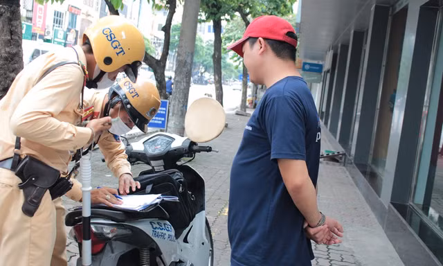 CSGT tuần tra và mời nhà xe ‘lập bến’ trên đường Lê Duẩn lên làm việc
