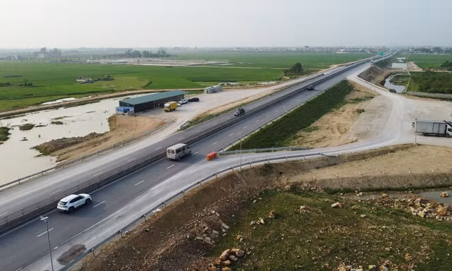 Hơn 650 km cao tốc Bắc - Nam vẫn 'trắng' trạm dừng nghỉ