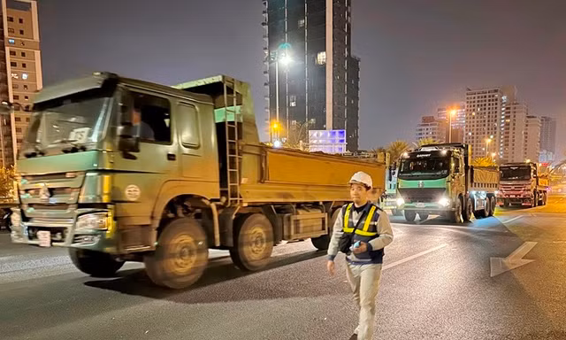 Cận cảnh dàn xe 'hổ vồ' thử tải cầu dây văng lớn nhất Việt Nam 