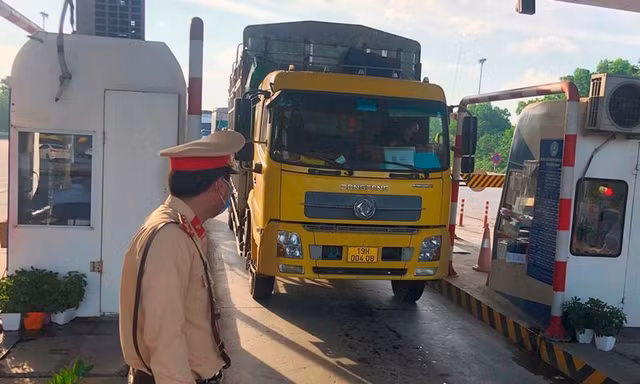 Lần đầu tiên Hà Nội chỉ đạo ''xả trạm'' thu phí khi ùn tắc 
