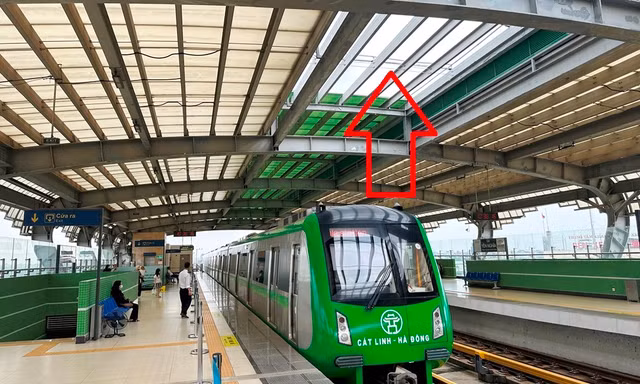 Mái ga tàu Yên Nghĩa vẫn thủng