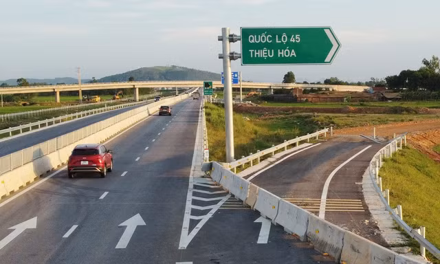 Cao tốc thông xe nhưng nút giao, đường kết nối do tỉnh Thanh Hóa thi công vẫn dở dang