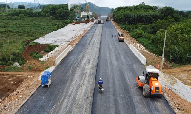Hối hả thi công cao tốc QL45 - Nghi Sơn để kịp cán đích dịp lễ 2/9 