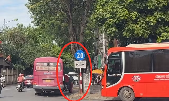 Xe khách nghênh ngang 'diễu phố' Hà Nội 