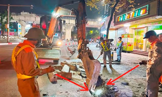Soi đèn trong đêm để xén dải phân cách, mở rộng nút giao chống ùn tắc tại Hà Nội 