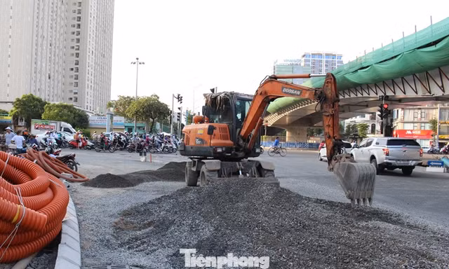 Hiện trường thi công cầu vượt thép Nguyễn Văn Huyên.