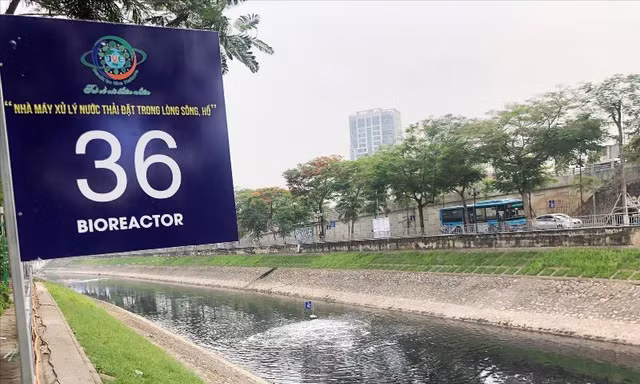  Đã bước sang ngày xử lý thứ 13 nhưng nước sông Tô Lịch tại đoạn xử lý vẫn đen, hôi. Ảnh: A.Trọng