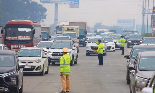 Tạm đóng cao tốc Pháp Vân - Ninh Bình vì ùn tắc 