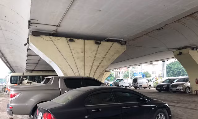 Bộ Giao thông 'bác', bãi trông xe gầm cầu Hà Nội vẫn nhộn nhịp
