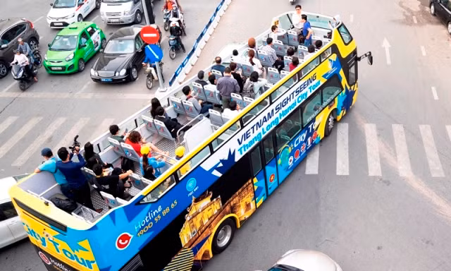 Cận cảnh tuyến xe buýt mui trần thứ 2 Hà Nội lăn bánh