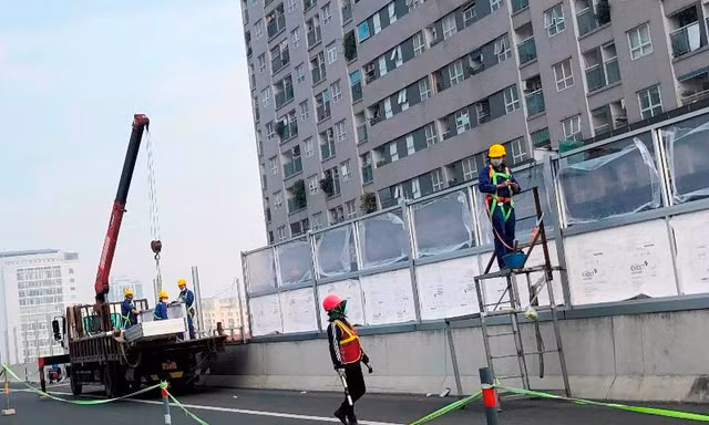 Vì sao đường trên cao Vành đai 3 đang bị ‘rào’ nửa lòng đường?