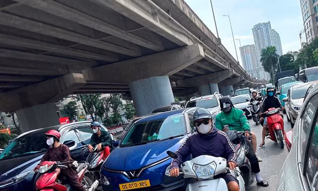 Ùn tắc giao thông khi cấm xe máy qua cầu vòm thép hồ Linh Đàm tại Hà Nội