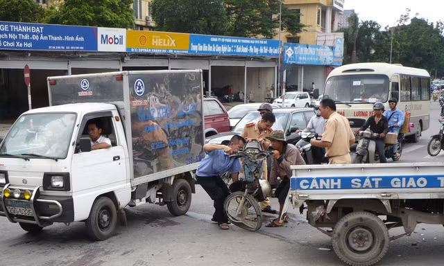 Chủ tịch Hà Nội yêu cầu làm rõ trách nhiệm 8 quận, huyện, thị xã gia tăng tai nạn giao thông