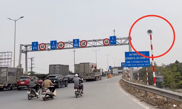 Chủ xe đi trên cầu Thanh Trì bất ngờ với tiếng loa ‘át’ tiếng còi xe