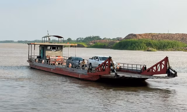 Nhiều bến cảng, bến đò chở khách qua sông Hồng Hà Nội hết phép