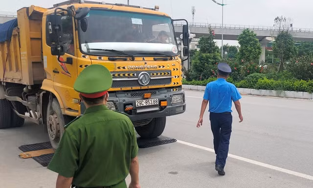 Hàng loạt xe quá tải bị xử lý tại Hà Nội