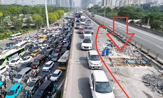 Hà Nội: Đường trên cao Vành đai 3 tiếp tục ùn tắc 