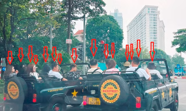 Xe u-oát vi phạm giao thông chạy 'nghênh ngang' trên phố Hà Nội
