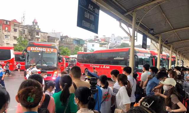 Người dân nườm nượp đổ ra bến xe Hà Nội về quê nghỉ lễ 